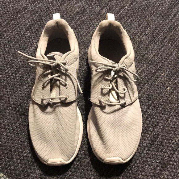 Nike sneakers size 6.5 Y. - Picture 2 of 8